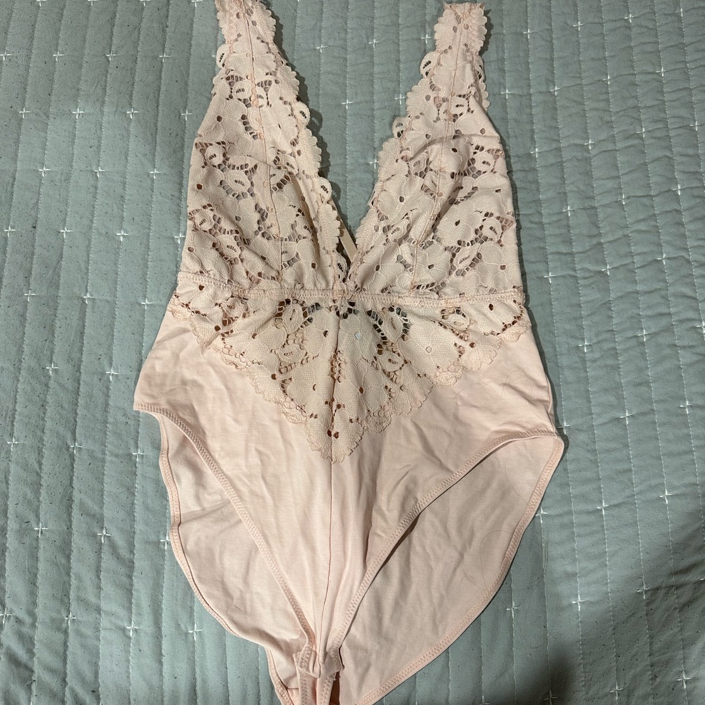 Light pink lingerie. Size medium. Never worn, tags taken off to wash